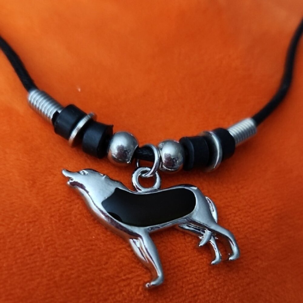 Boho-Style Wolf Charm Pendant Mood Necklace Howling Wolf Design